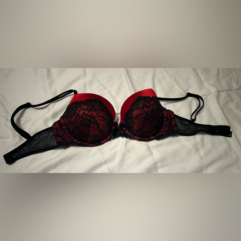 32 D red with black lace victoria secret bra